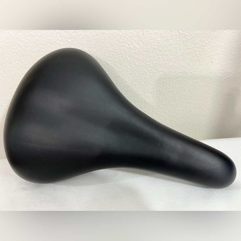 Sleek Black Women’s Bike Saddle